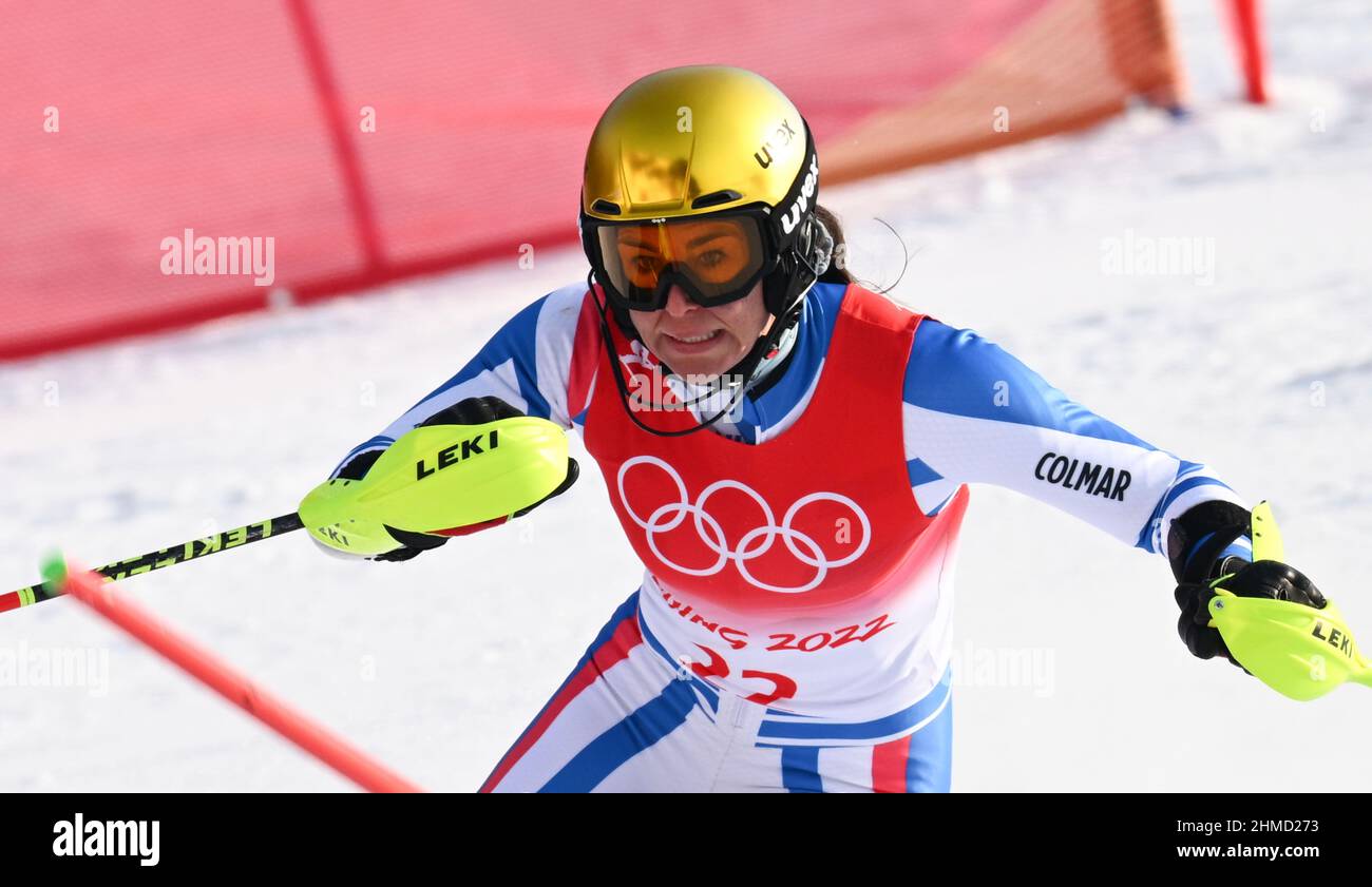 Pechino, Cina. 9th Feb 2022. Nastasia Noens di Francia compete durante lo slalom delle donne dello sci alpino al centro nazionale dello sci alpino nel distretto di Yanqing, Pechino, capitale della Cina, 9 febbraio 2022. Credit: Lian Zhen/Xinhua/Alamy Live News Foto Stock