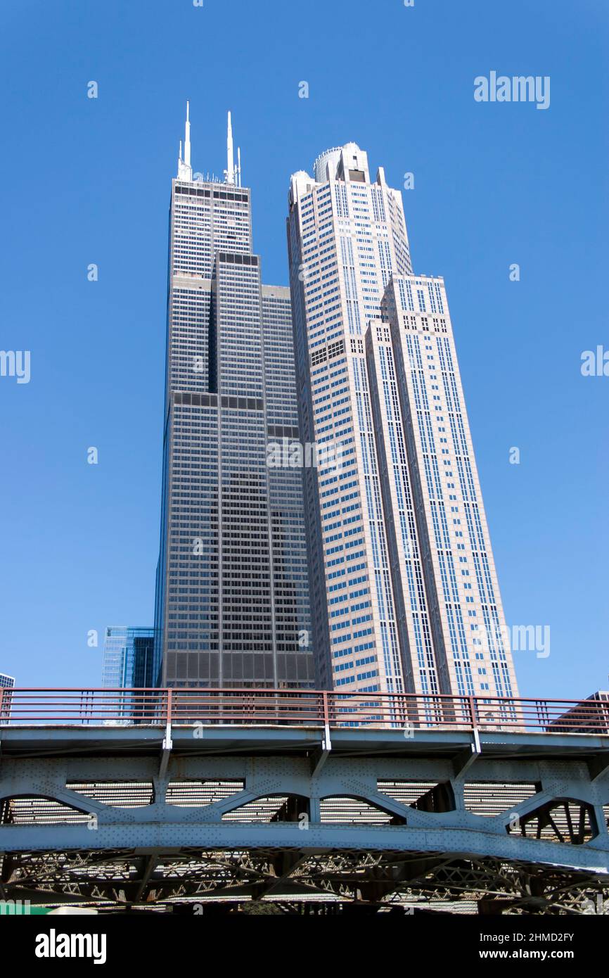 Vista della Willis Tower e 311 South Wacker Drive, presa dal fiume Chicago, Foto Stock