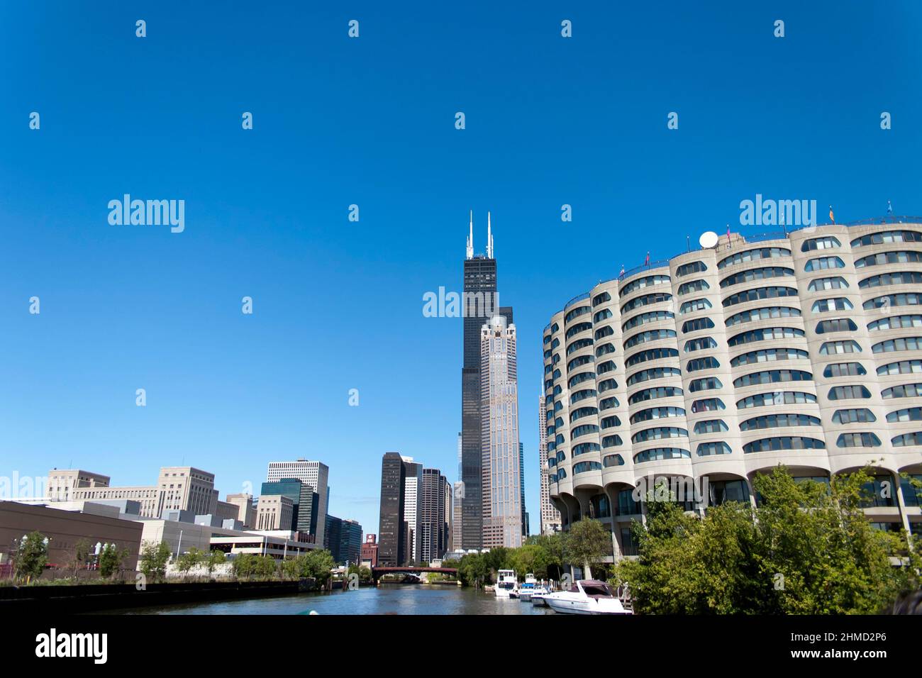 Vista dal fiume Chicago guardando verso la Willis Tower e 311 South Wacker Drive, con River City in primo piano sulla sinistra Foto Stock