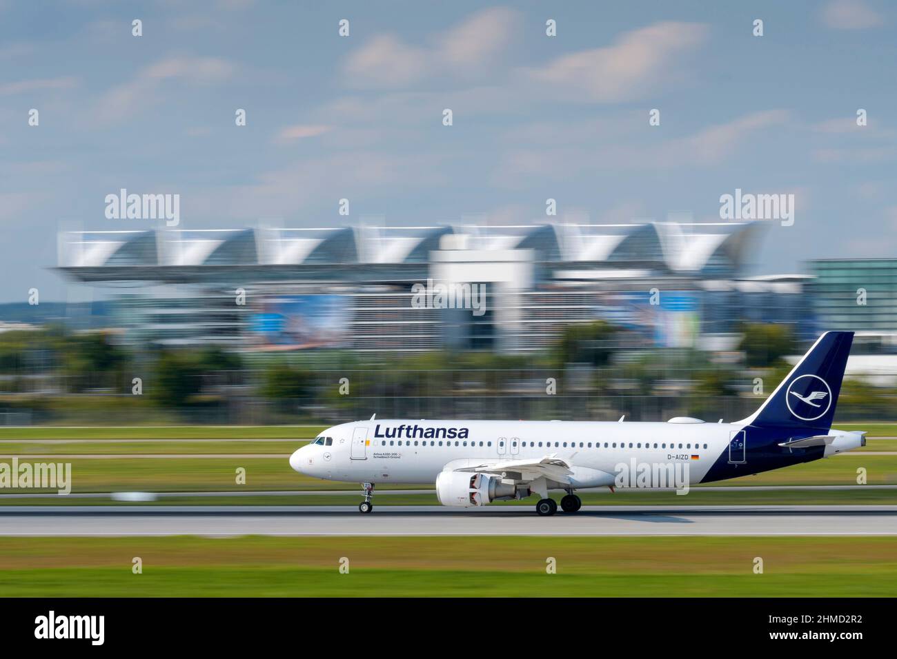 Lufthansa Airbus A320-214 con l'aeromobile registrazione D-AIZD sta atterrando sulla Southern Runway 26L dell'aeroporto di Monaco MUC EDDM Foto Stock