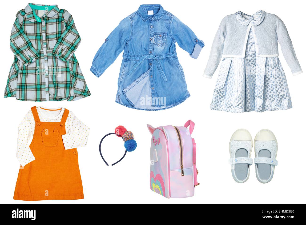Collage set di bambine abiti estivi isolato su sfondo bianco. La collezione di abiti alla moda, un abito in denim, scarpe, borsa e accessori Foto Stock