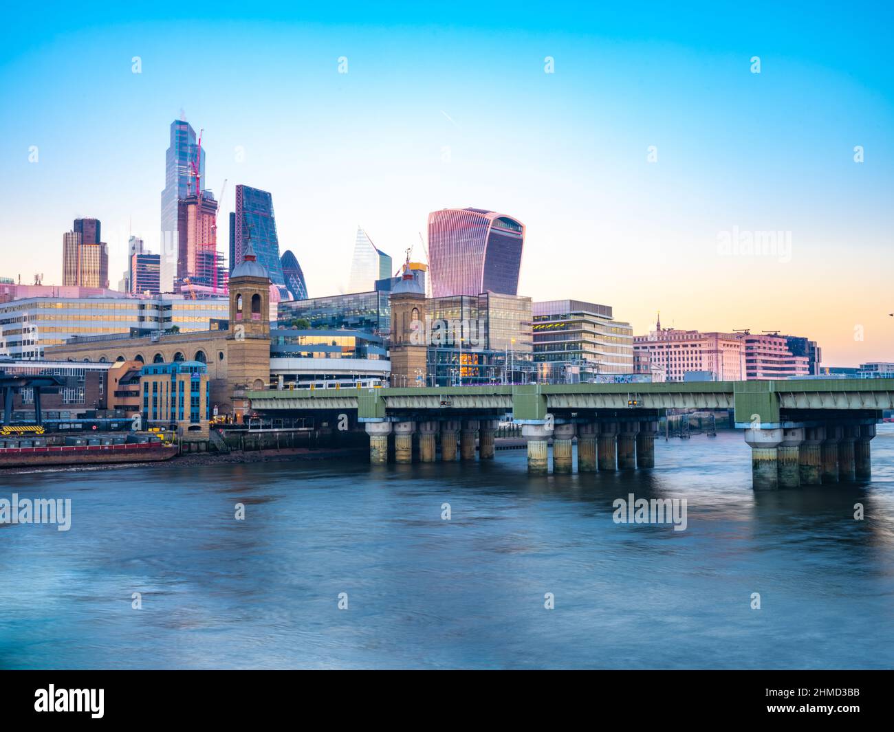 City of London; Sunset Over the City; Cannon Street Station. Walkie-Talkie; Twentytwo; Gherkin; Bishopgate; edificio di Leadenhall; Cheesegrater Foto Stock