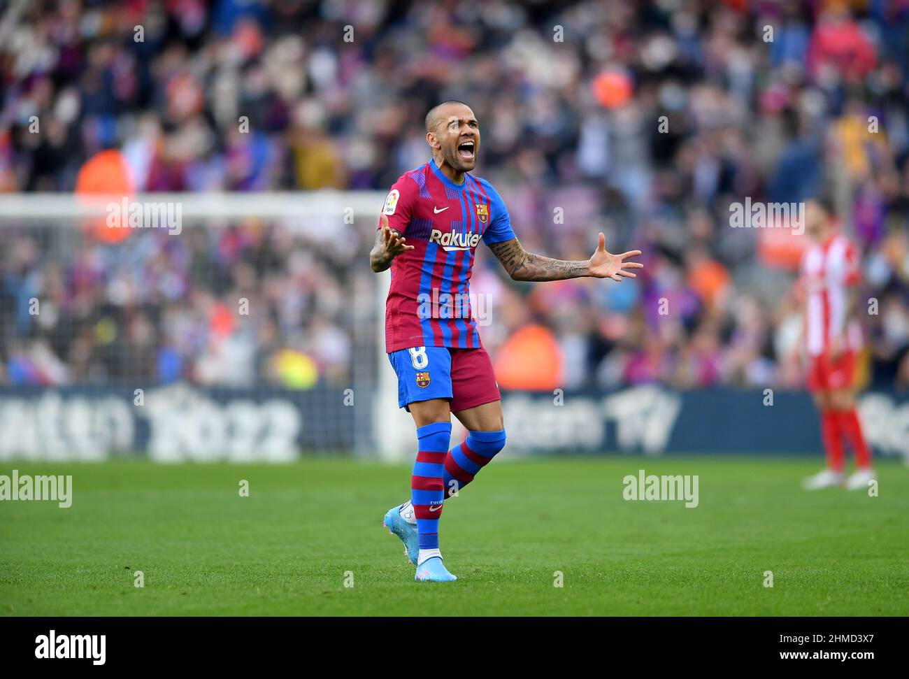 Dani Alves (8) del FC Barcelona reagisce durante la ventitré giornata della partita la Liga Santader tra il FC Barcelona e l'Atletico de Madrid allo stadio Camp Nou il 06 febbraio 2022 a Barcellona, Spagna. Foto Stock