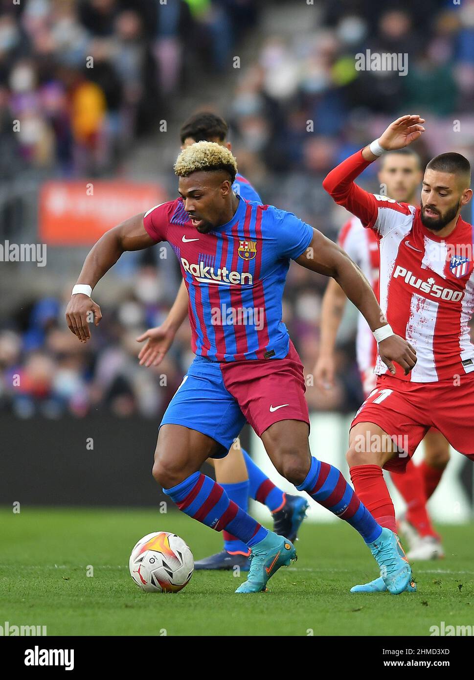Adama Traoré (11) del FC Barcelona dribbles Carrasco (21) dell'Atlético de Madrid durante la ventitré giornata della partita de la Liga Santader tra il FC Barcelona e l'Atlético de Madrid allo stadio Camp Nou il 06 febbraio 2022 a Barcellona, Spagna. Foto Stock