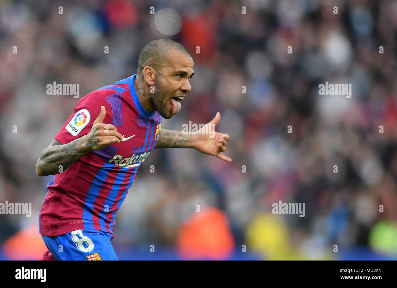 Dani Alves (8) del FC Barcelona festeggia il quarto gol durante la ventitré giornata della partita de la Liga Santader tra il FC Barcelona e l'Atletico de Madrid allo stadio Camp Nou il 06 febbraio 2022 a Barcellona, Spagna. Foto Stock