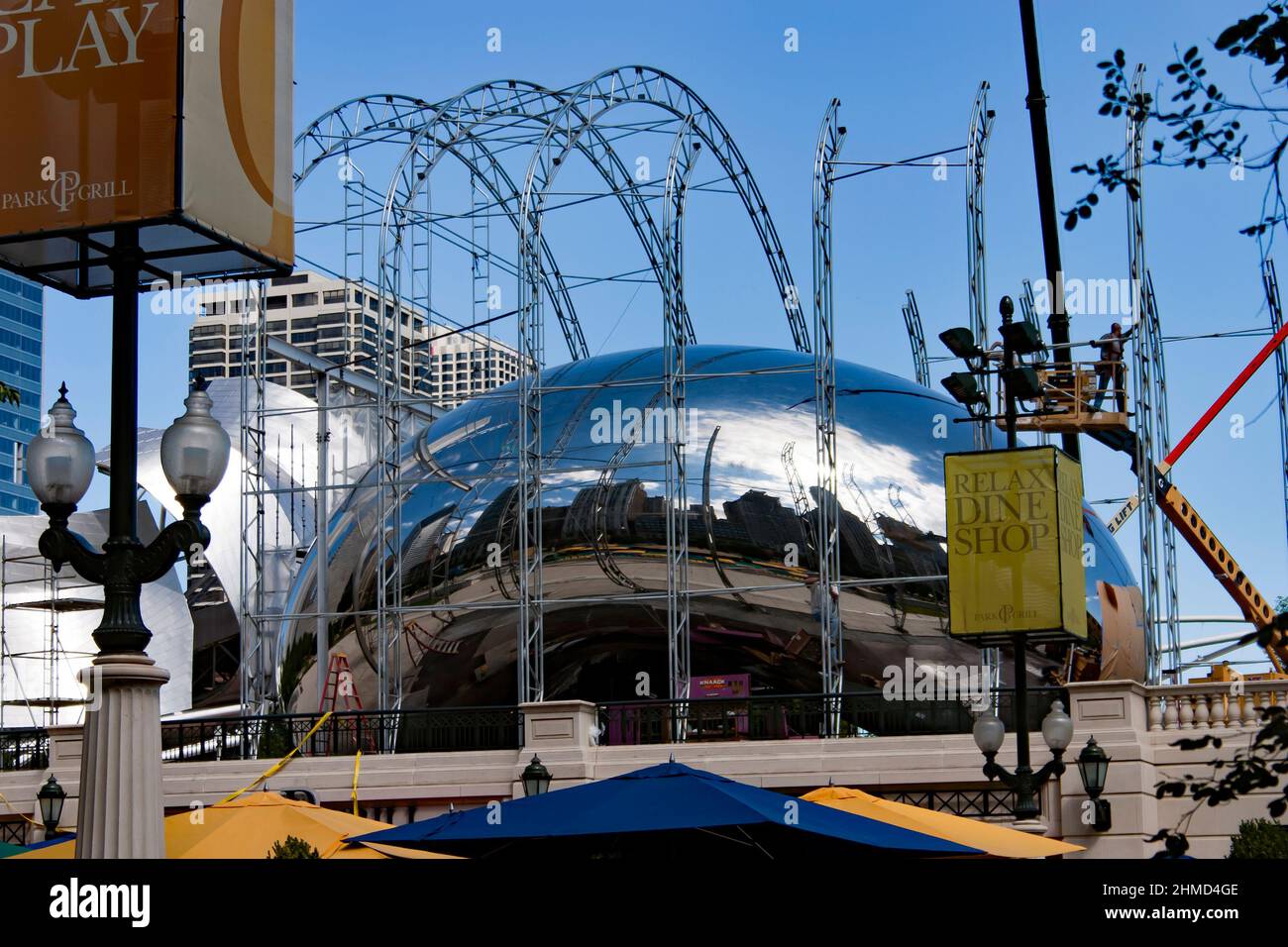 I lavoratori erigono i supporti in metallo per una grande tenda, per coprire la scultura Cloud Gate quando fu lucidata nel 2005. Foto Stock