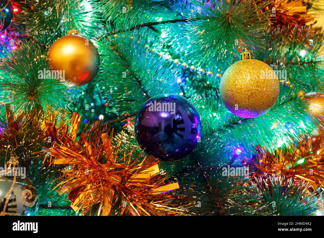 Palline decorative multicolore luminose sul primo piano dell'albero di Natale Foto Stock