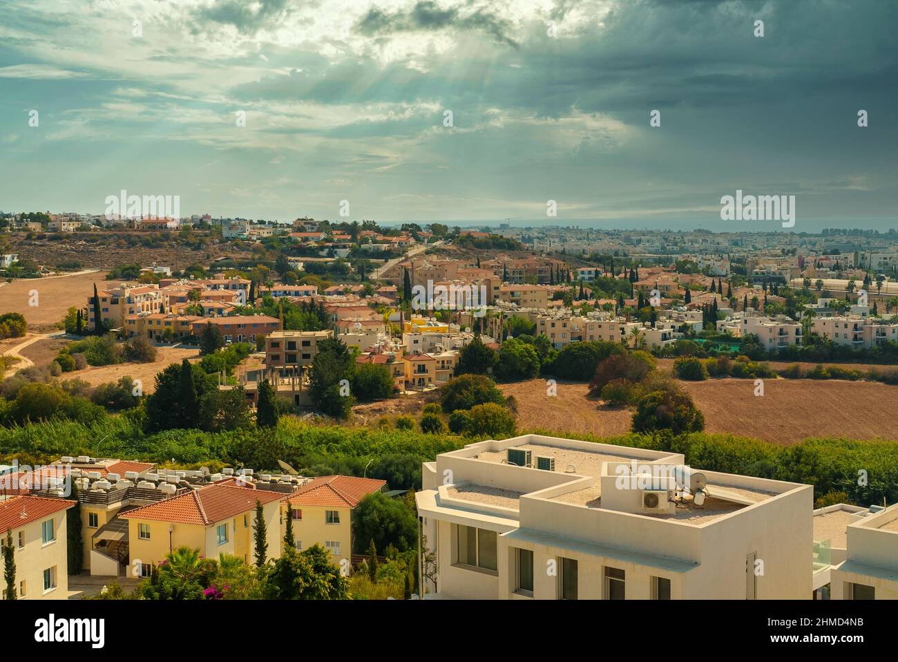 Case di lusso sulla cima della montagna a Paphos. Foto Stock