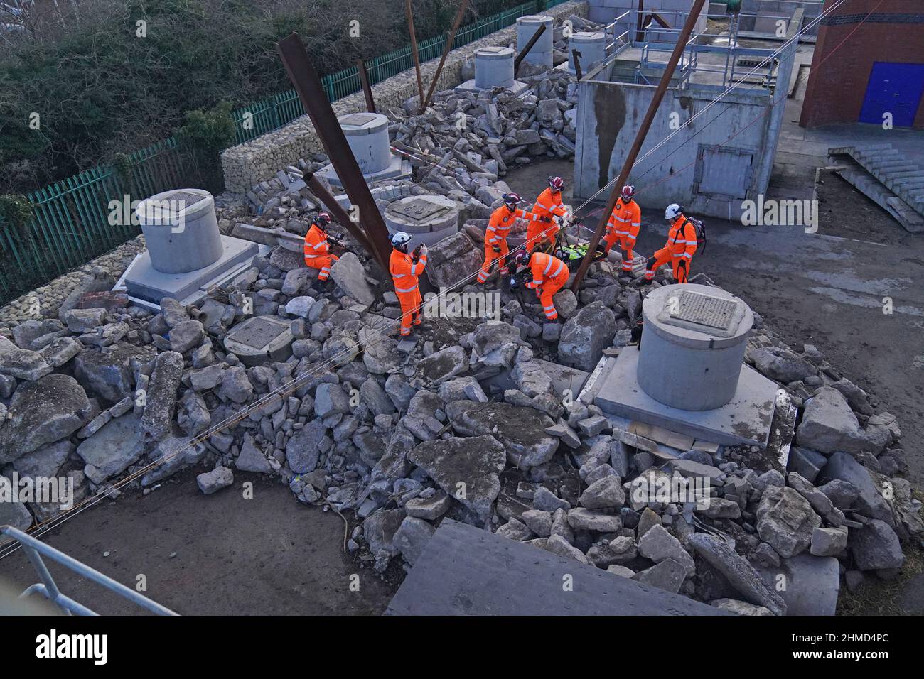 I funzionari del servizio antincendio e di soccorso Tyne and Wear si allenano su una nuova struttura di addestramento all'avanguardia che aiuterà i vigili del fuoco a salvare le vittime degli edifici in crisi presso la sede centrale del servizio, a Barmston Mere, Washington, Sunderland. Data foto: Mercoledì 9 febbraio 2022. Foto Stock