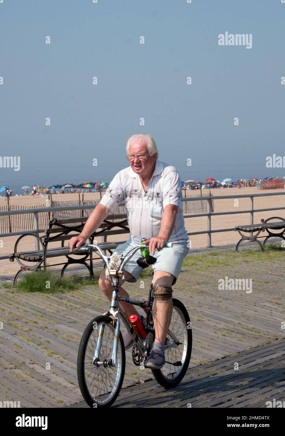 Un anziano, apparentemente con una gamba protesica inferiore. Pedalando in  bicicletta sul lungomare di Brighton Beach, Brooklyn, New York Foto stock -  Alamy