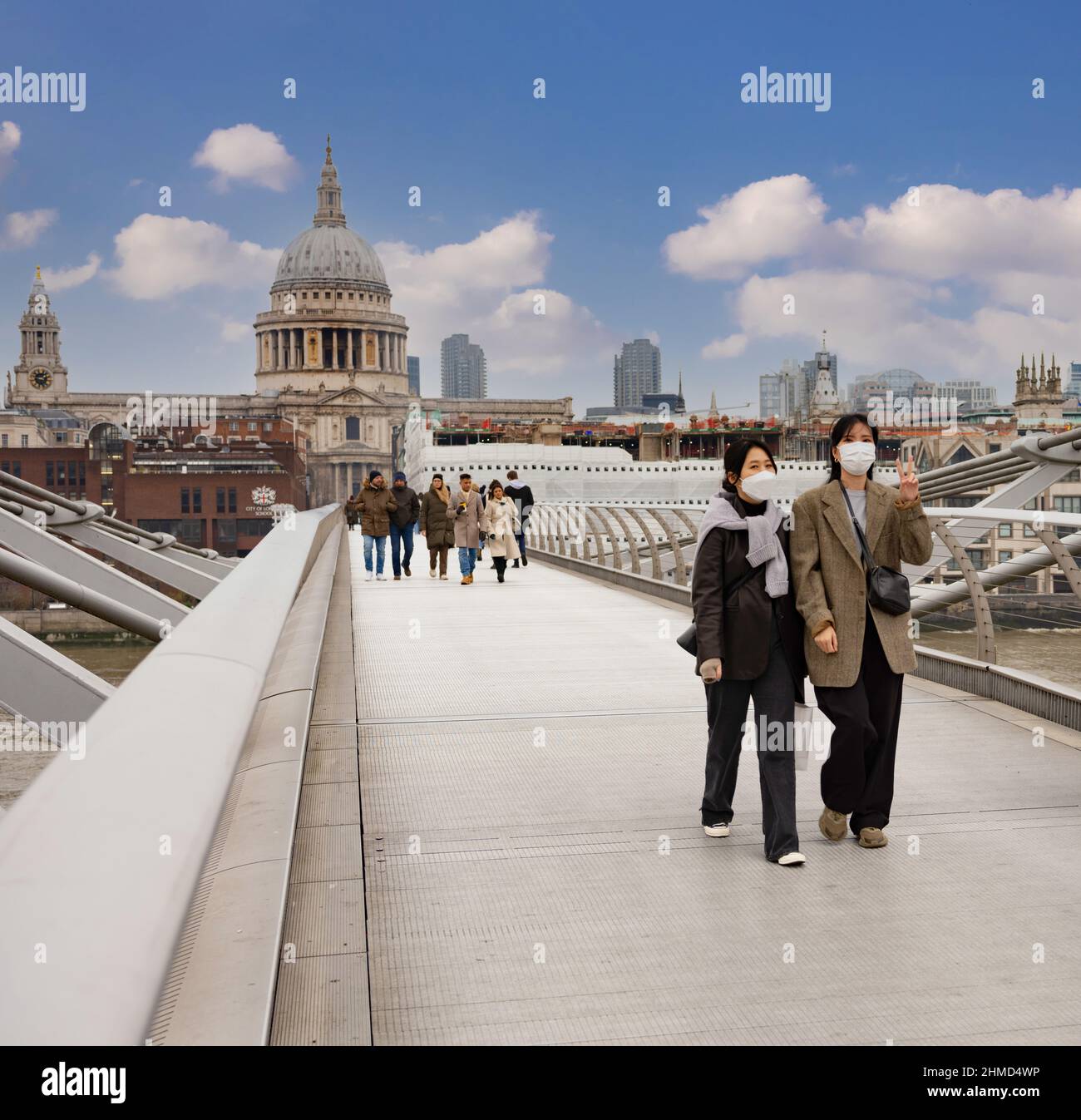 Turisti sul Millenium Bridge, Londra, simbolo della Pace, indossare maschere Foto Stock