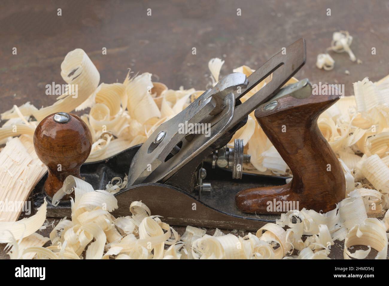 Primo piano dello strumento piano sul tavolo circondato da trucioli di legno. Foto Stock