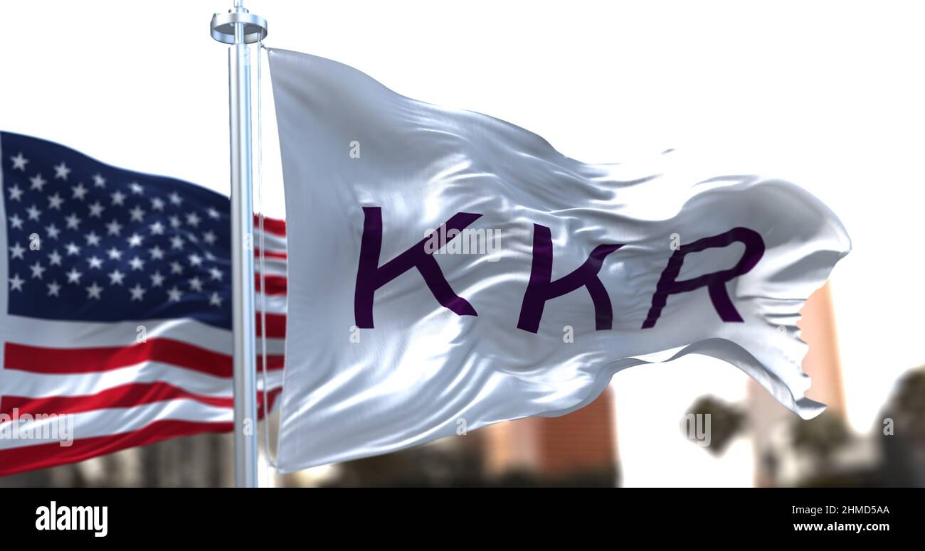 New York, USA, novembre 2021: La bandiera con il logo KKR che sventola nel vento con la bandiera nazionale americana sullo sfondo Foto Stock