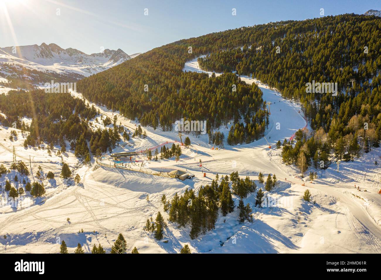 Montagne di Andorra con una pista da sci nella fredda giornata invernale di sole Foto Stock