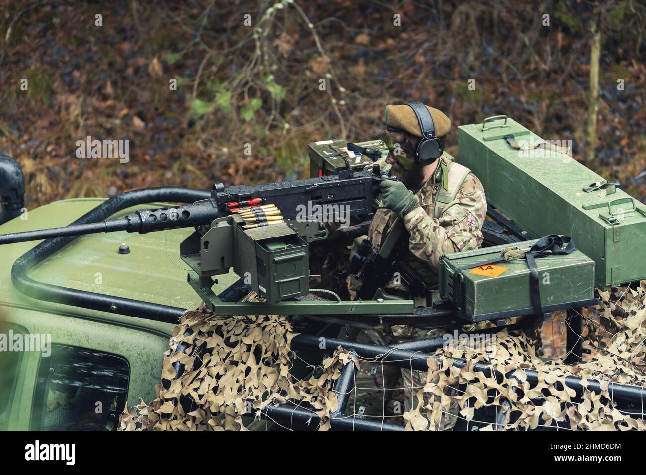 Mira ad attaccare il fuoco da un veicolo protetto di pattuglia militare britannico . Foto di alta qualità Foto Stock