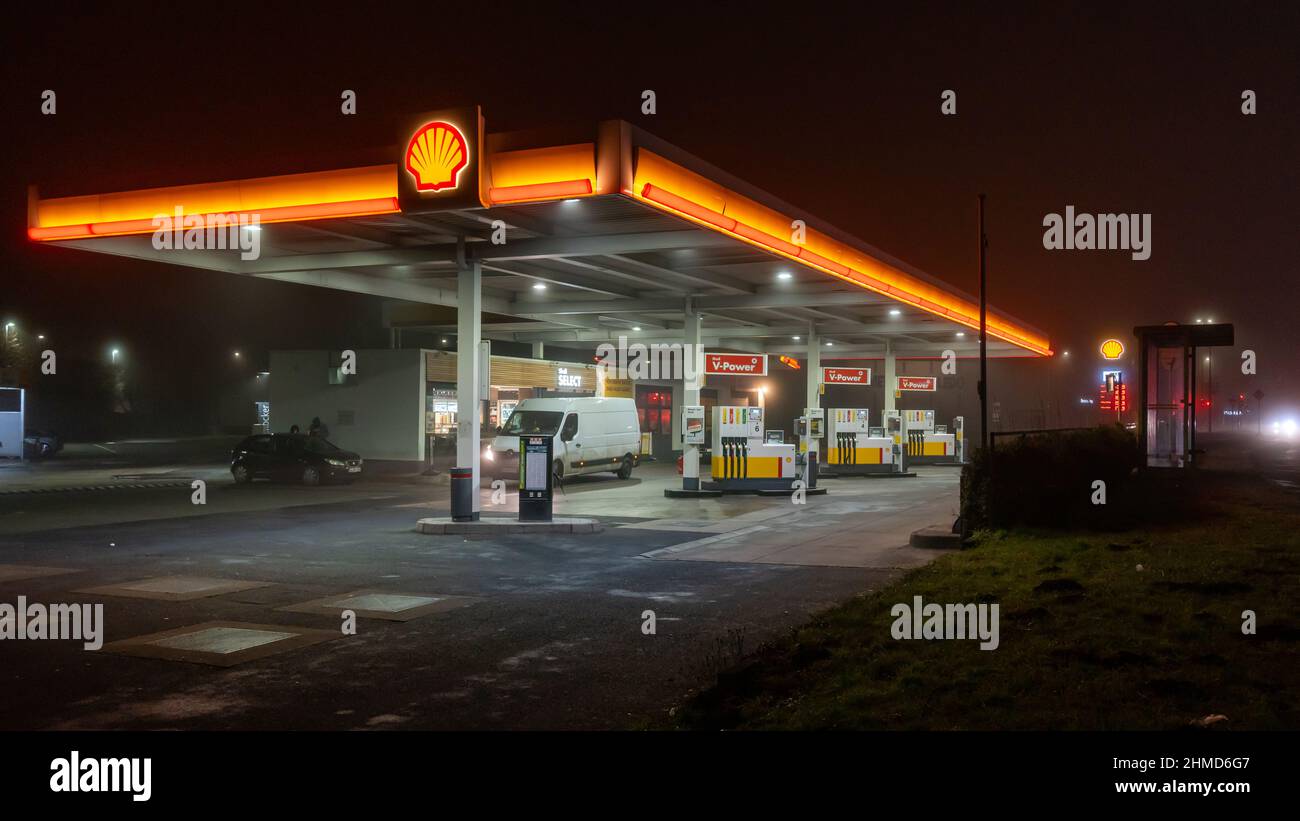 stazione di servizio shell di notte Foto Stock