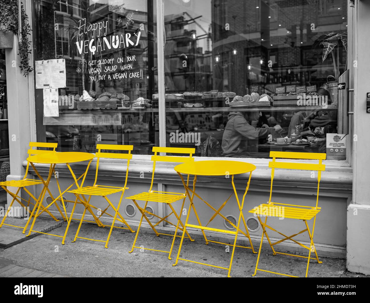 Sedie e tavoli gialli, panetteria e caffetteria di Londra, Shoreditch, Londra. . Foto Stock