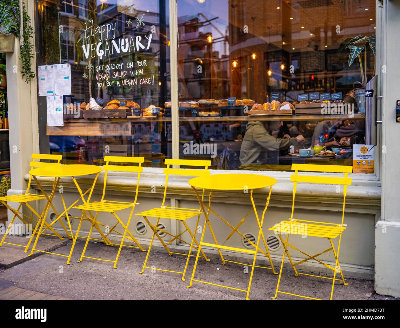 Sedie e tavoli gialli, panetteria e caffetteria di Londra, Shoreditch, Londra. . Foto Stock