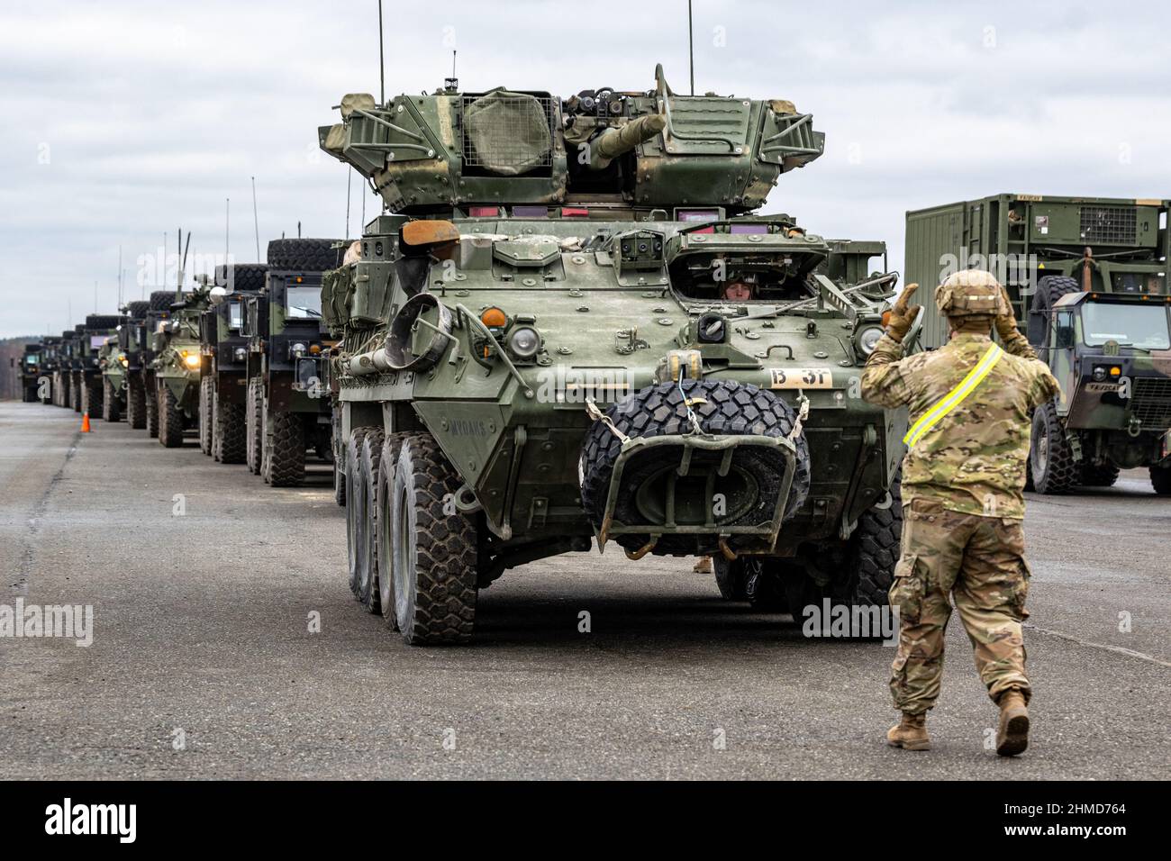 Vilseck, Germania. 09th Feb 2022. Un carro armato con ruote dell'esercito  degli Stati Uniti Stryker guida sul terreno dell'area di addestramento  militare di Grafenwoehr. L'esercito degli Stati Uniti sta trasferendo circa  1.000