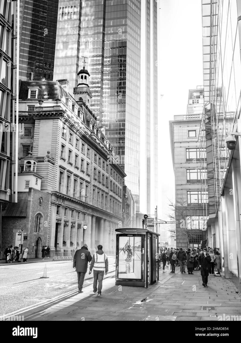 Immagine B&W dell'equipaggio cinematografico a Bishopgate, Londra. Foto Stock