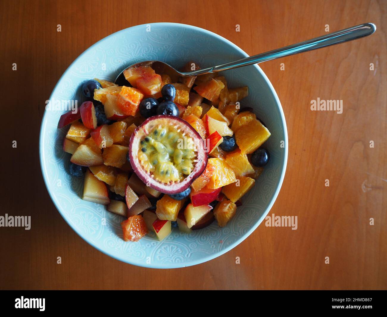 mangi una ciotola realmente sana piena di frutta con il cibo del colore piacevole osserva molto buon Foto Stock