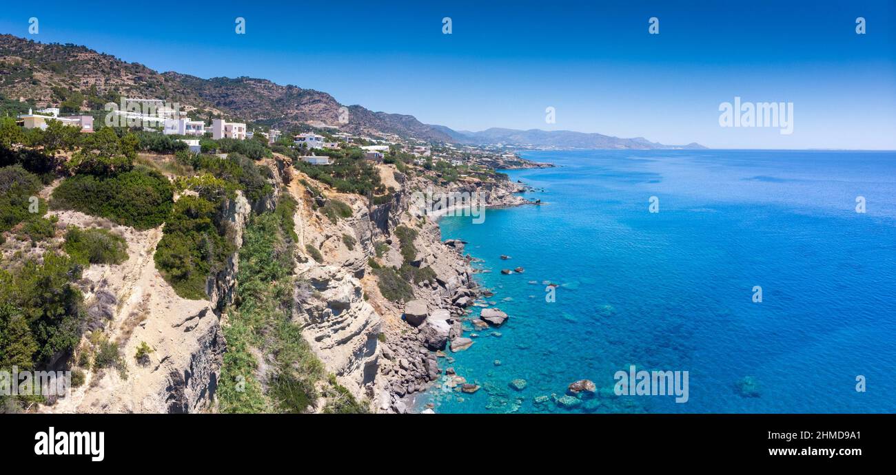 Bella vista della città costiera sulla scogliera con mare blu contro il cielo limpido Foto Stock