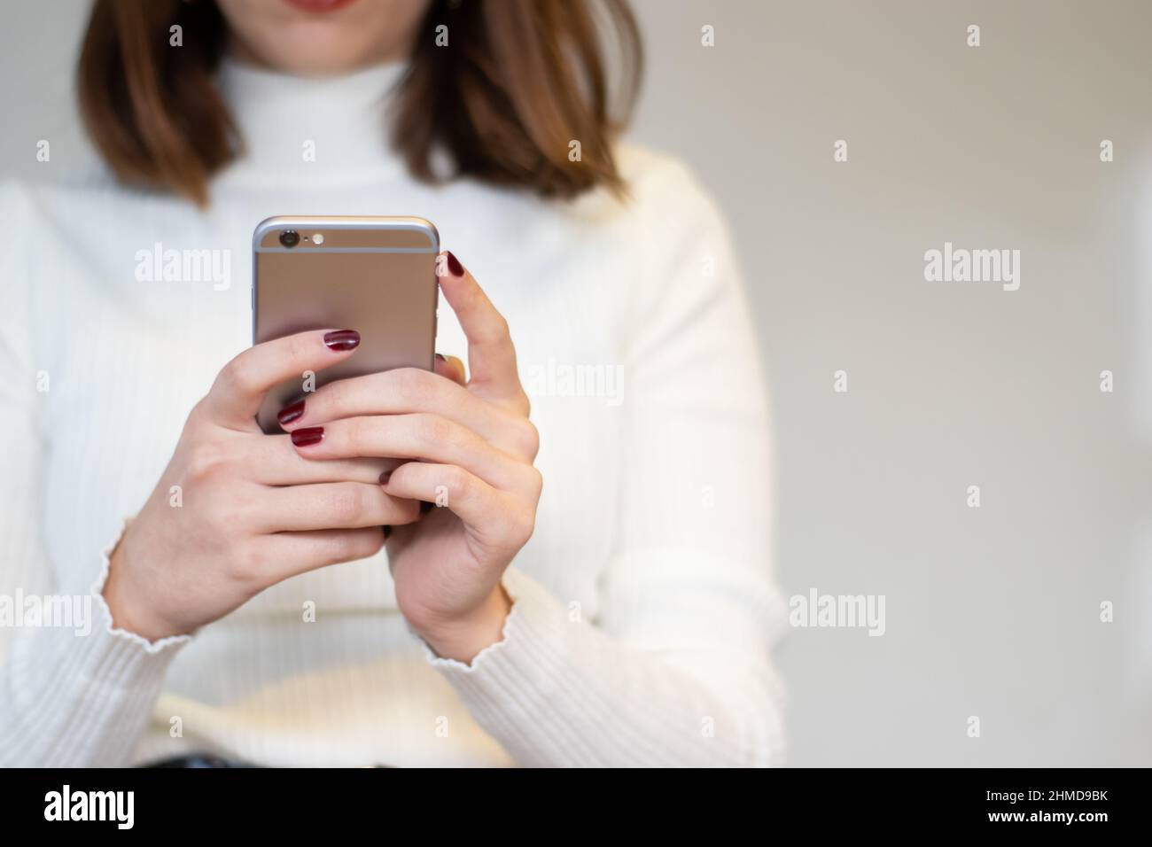 Immagine smartphone di un telefono cellulare con una mano da donna Foto Stock