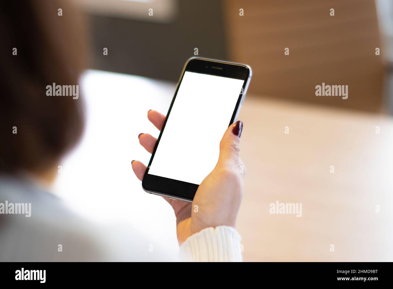 Smartphone mockup immagine di una donna di mano azienda telefono cellulare con schermo vuoto. Foto Stock