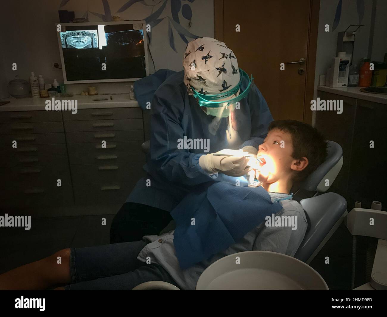 Dentista che esamina i denti del paziente del bambino piccolo alla clinica Foto Stock