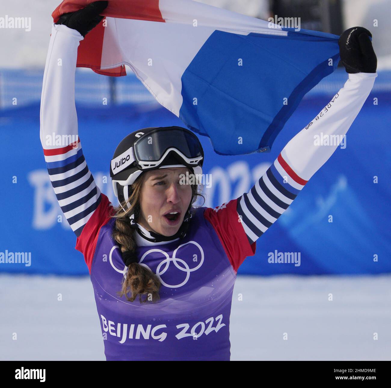 Zhangjiakou, Cina. 09th Feb 2022. La medaglia d'argento Chloe Trespeuch di Francia sventola la sua bandiera nazionale dopo le finali della Women's Snowboard Cross alle Olimpiadi invernali del 2022 a Zhangjiakou, Cina mercoledì 9 febbraio 2022. Lindsey Jacobellis degli Stati Uniti ha vinto la medaglia d'oro e Meryeta Odine del Canada ha vinto il bronzo. Foto di Bob strong/UPI . Credit: UPI/Alamy Live News Foto Stock