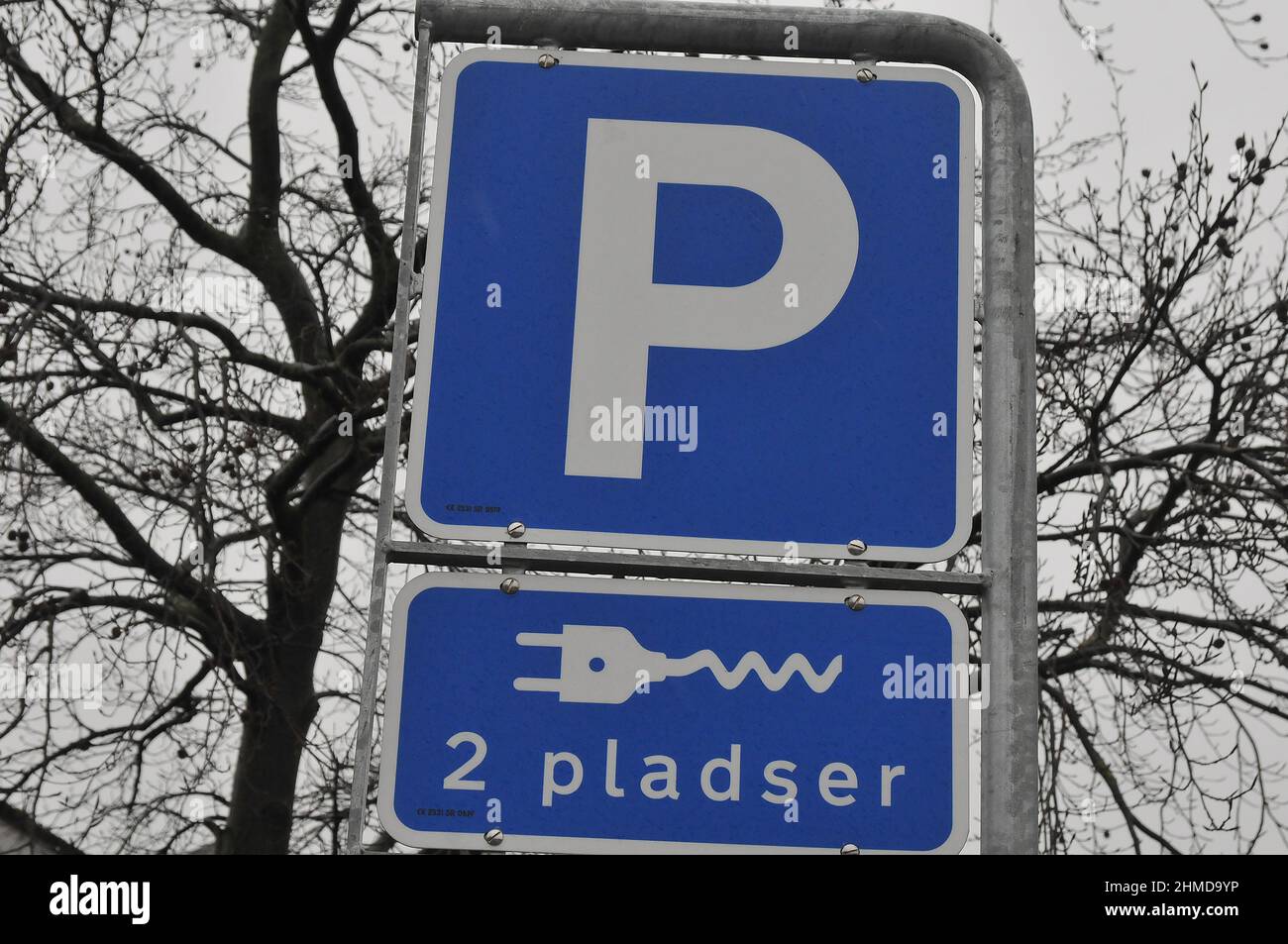 Copenaghen/Danimarca./09 Febbraio 2022/.punto di ricarica e-on per auto elettriche a Kastrup Copenhagen Danimarca (Photo..Francis Joseph Dean/Dean Pictures) Foto Stock