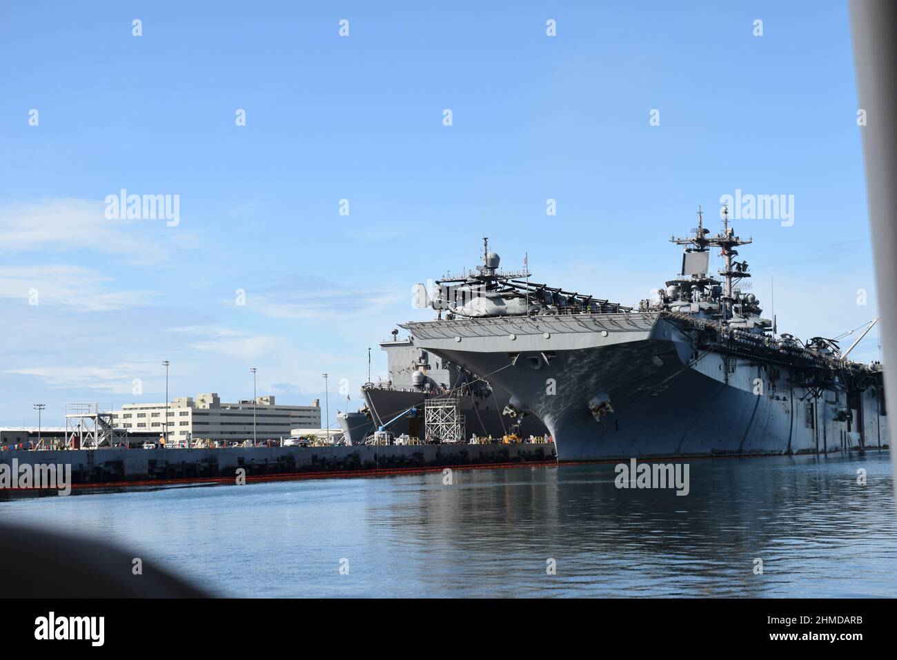 Nave d'assalto della Marina DEGLI STATI UNITI con la V-22 Ospreys sul ponte Foto Stock