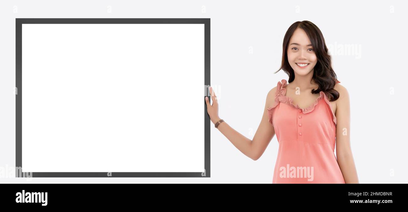 donna asiatica casa moglie presentare banner bianco su bianco isolato. su cartellone vuoto mettere testo promozione e prodotto display per l'adveizing Foto Stock