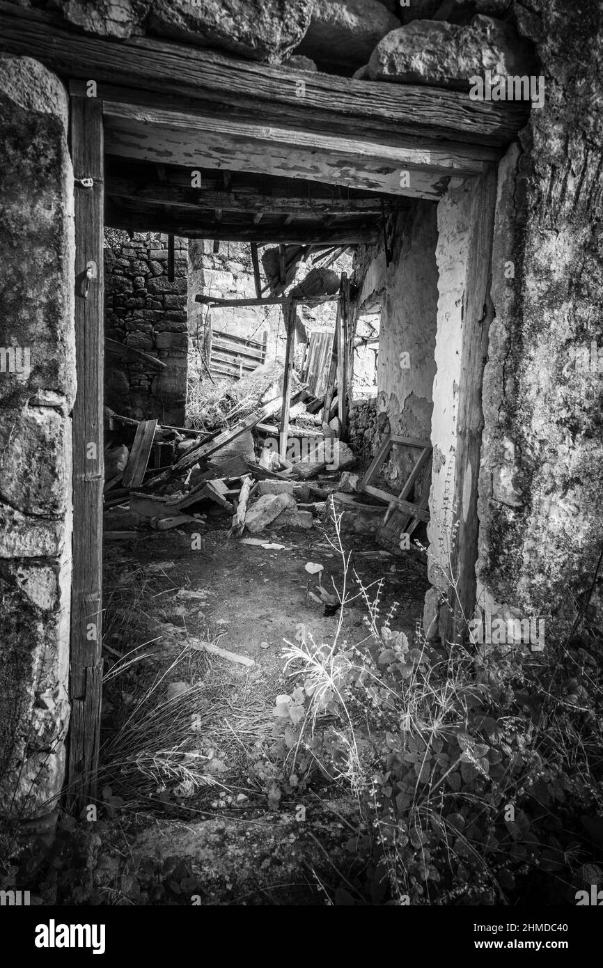 Vecchia casa abbandonata con porta rotta Foto Stock