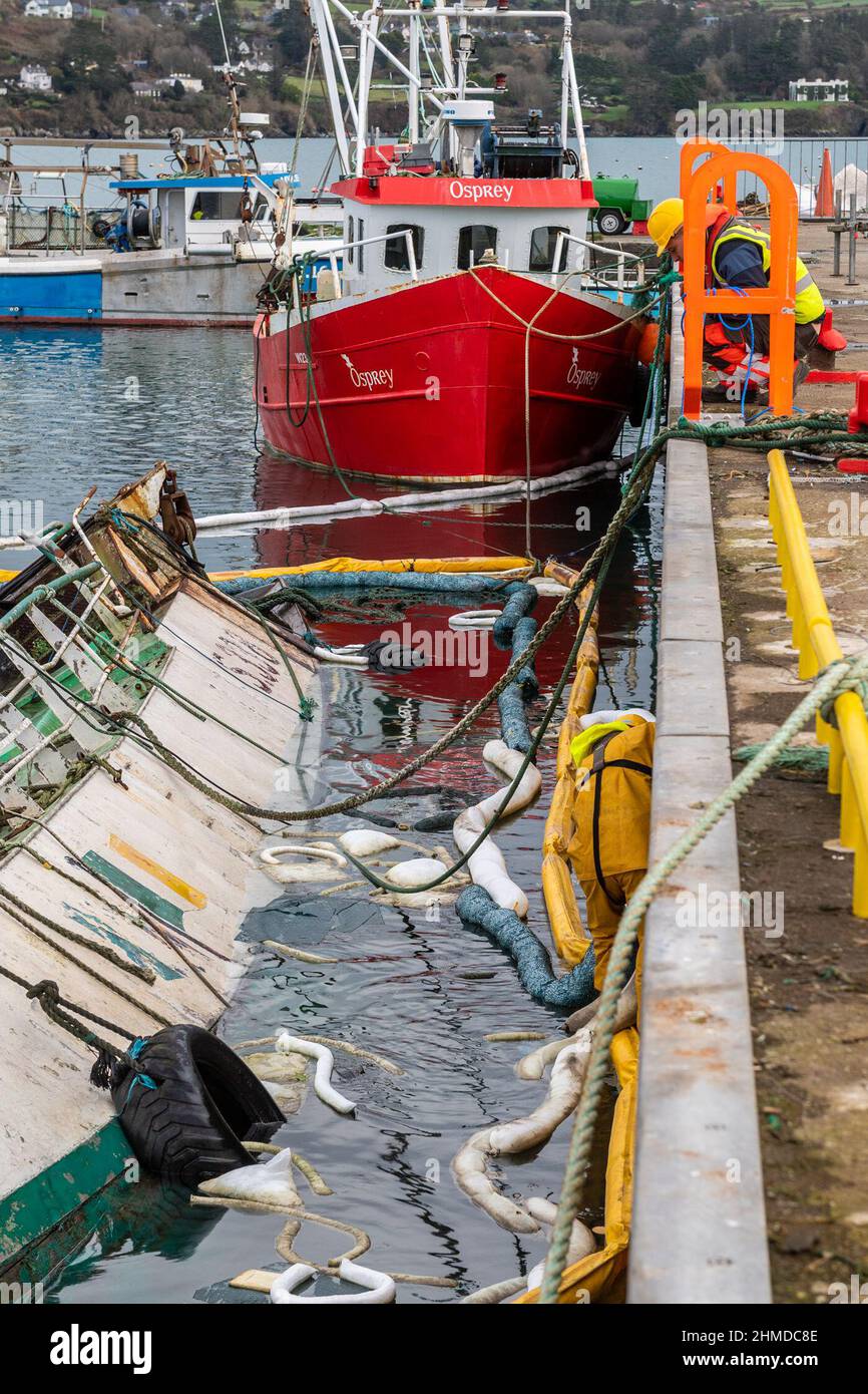 Union Hall, West Cork, Irlanda. 9th Feb 2022. Il peschereccio da traino 'Sceptre' affondò mentre ormeggiato al molo di Keelbeg in Union Hall la domenica sera. LCF Marine di Castletownbere stanno monitorando la nave per l'inquinamento da petrolio e oggi stavano sostituendo i bracci intorno alla barca per contenere la fuoriuscita di petrolio nel porto. Credit: AG News/Alamy Live News Foto Stock