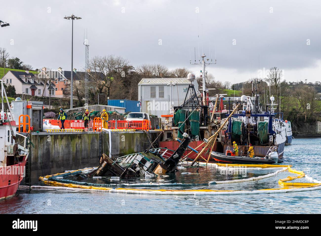 Union Hall, West Cork, Irlanda. 9th Feb 2022. Il peschereccio da traino 'Sceptre' affondò mentre ormeggiato al molo di Keelbeg in Union Hall la domenica sera. LCF Marine di Castletownbere stanno monitorando la nave per l'inquinamento da petrolio e oggi stavano sostituendo i bracci intorno alla barca per contenere la fuoriuscita di petrolio nel porto. Credit: AG News/Alamy Live News Foto Stock