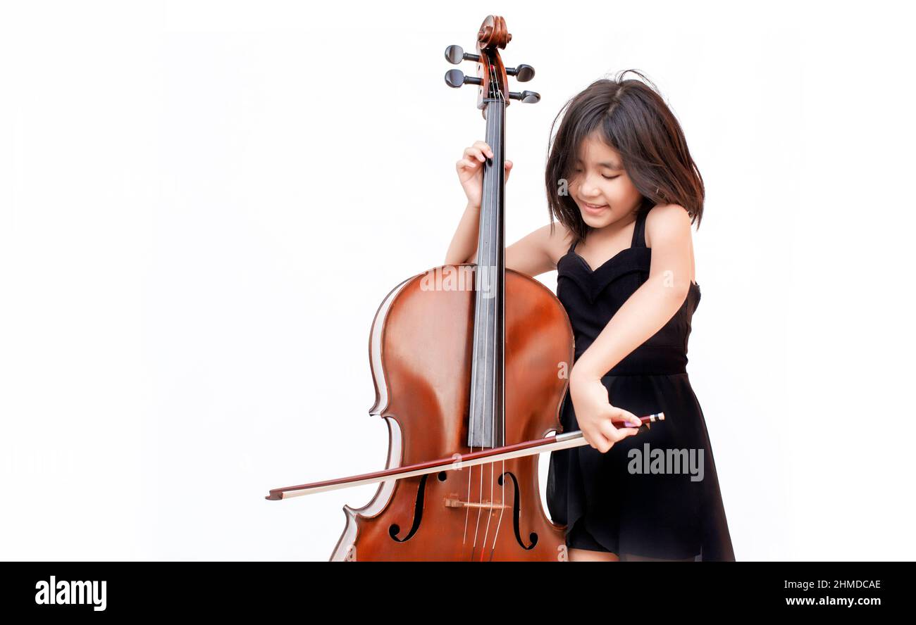 I bambini asiatici amano la musica classica con strumento di violoncello su sfondo bianco isolato. Musica istruzione classe concetto Foto Stock