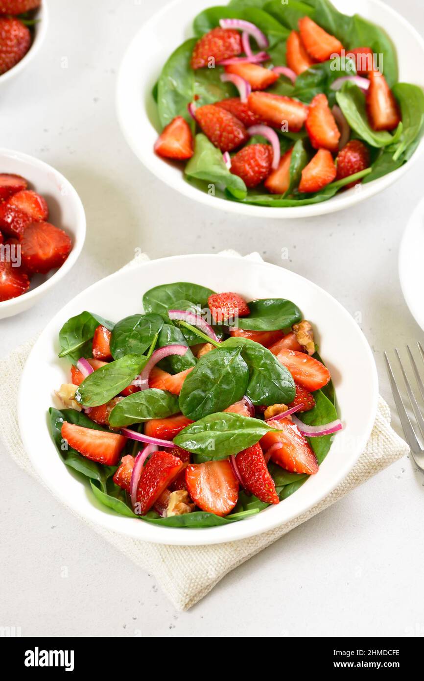 Gustosa Macedonia di frutta con fragola, cipolla rossa e spinaci in ciotola Foto Stock