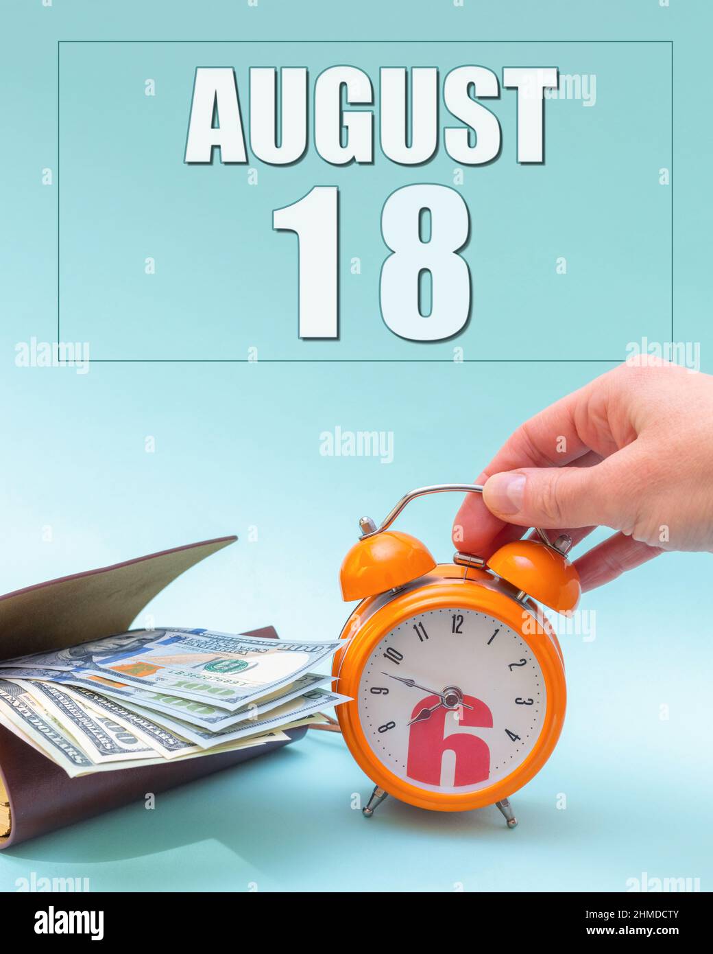 Agosto 18th. Mano che tiene una sveglia arancione, un portafoglio con contanti e una data di calendario. Giorno 18 del mese. Pianificazione aziendale. Il tempo è denaro. Ora fiscale. Foto Stock