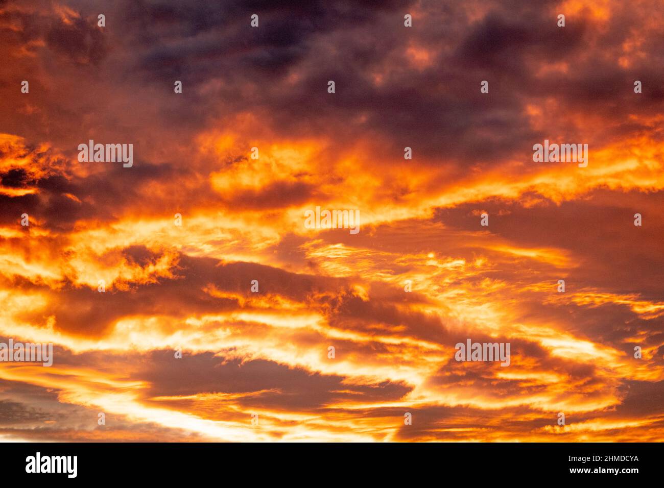 Splendida vista del paesaggio nuvolato durante il tramonto arancione Foto Stock