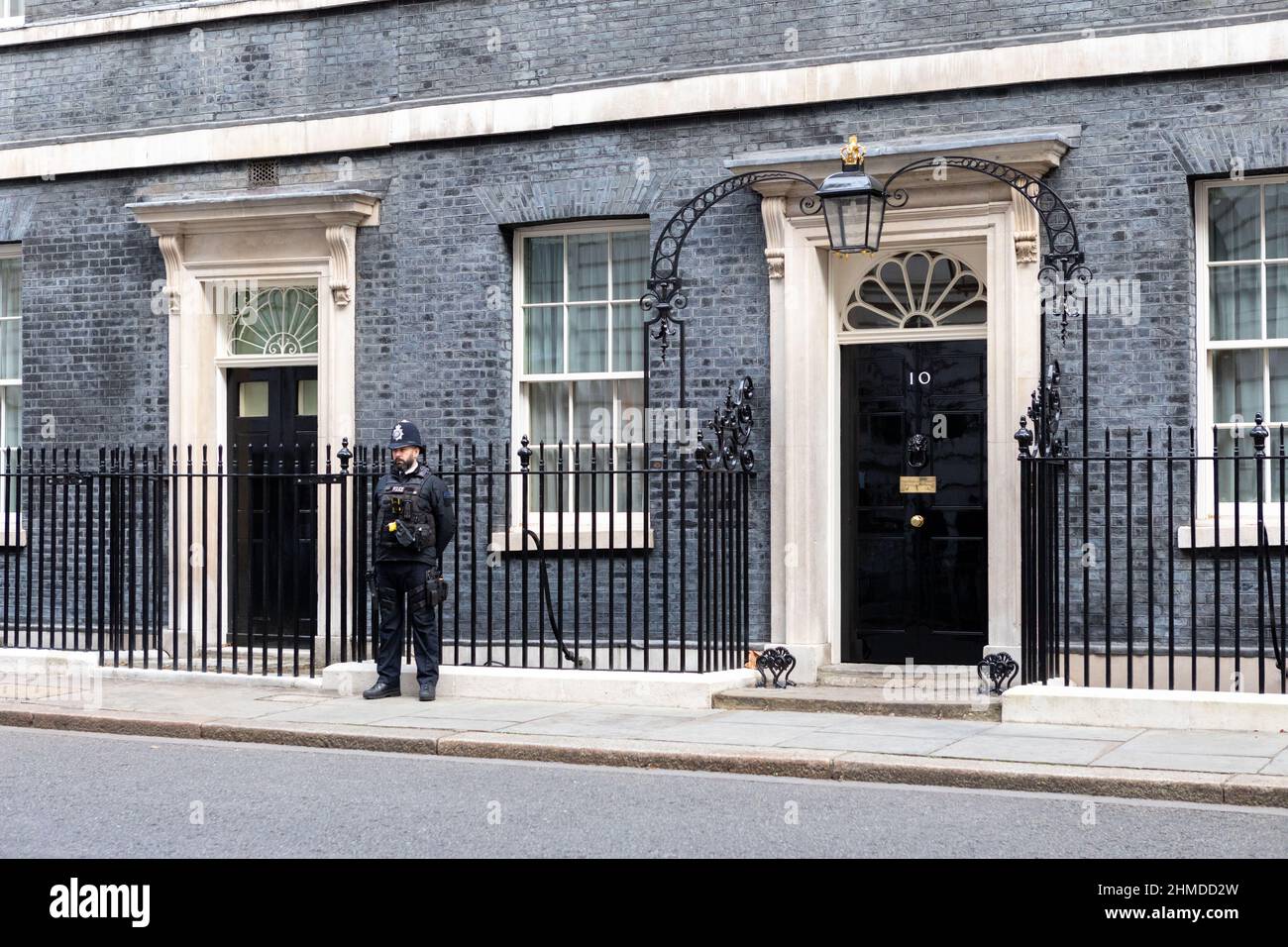 Guardia di sicurezza in piedi fuori No. 10 Downing Street. Foto Stock