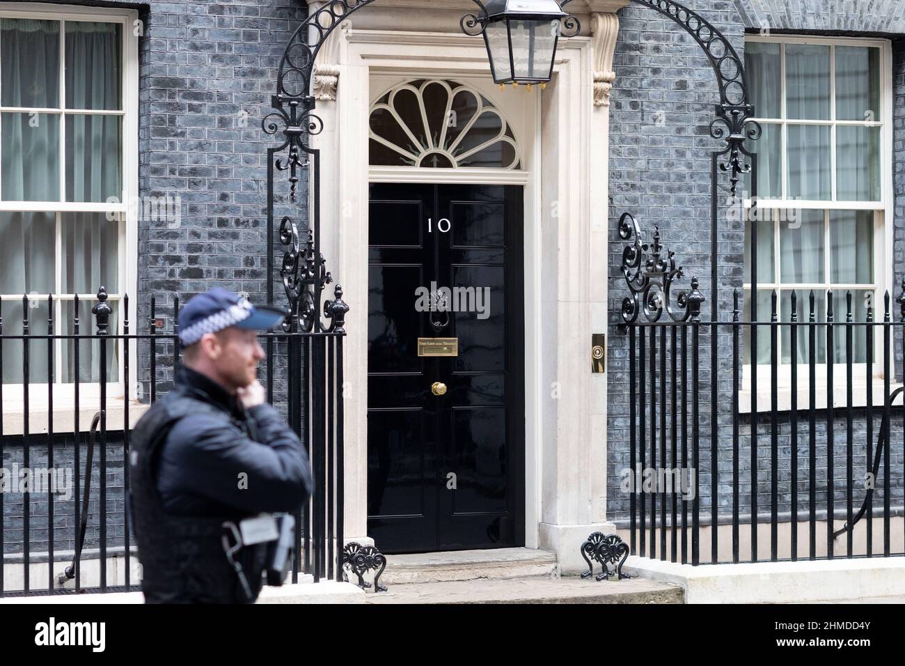 Guardia di sicurezza in piedi fuori No. 10 Downing Street. Foto Stock