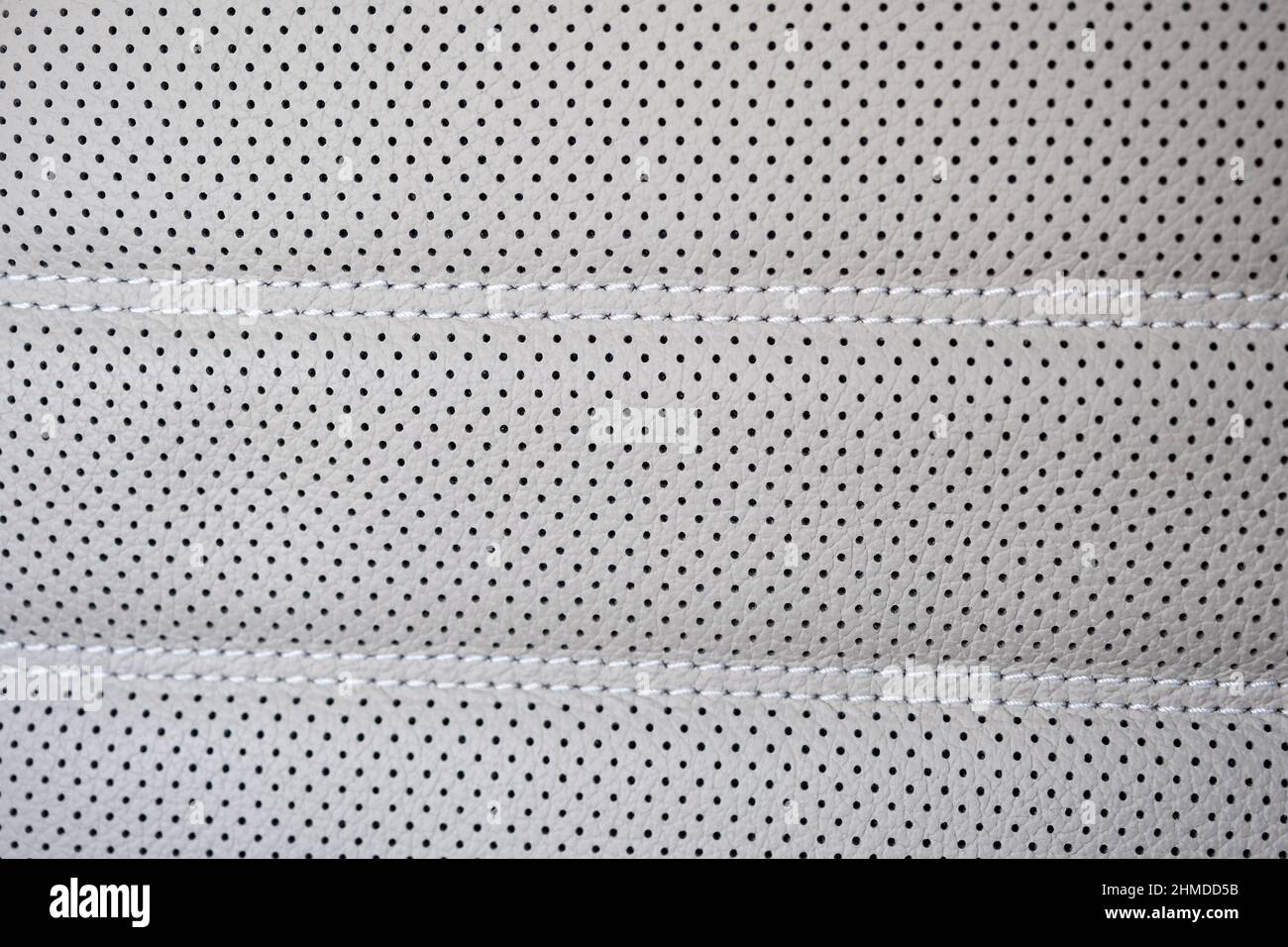 Sedile con rivestimento in pelle con texture traforata beige all'interno dell'auto Foto Stock
