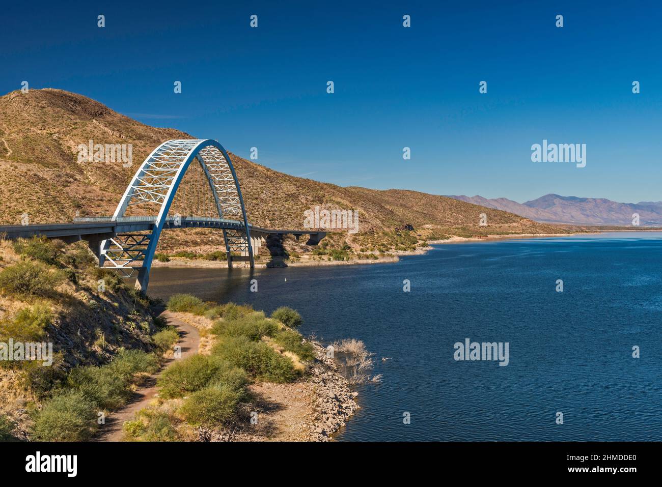 Arco ponte sull'autostrada 188 sopra il lago Theodore Roosevelt, vicino a Theodore Roosevelt Dam, Arizona, Stati Uniti Foto Stock