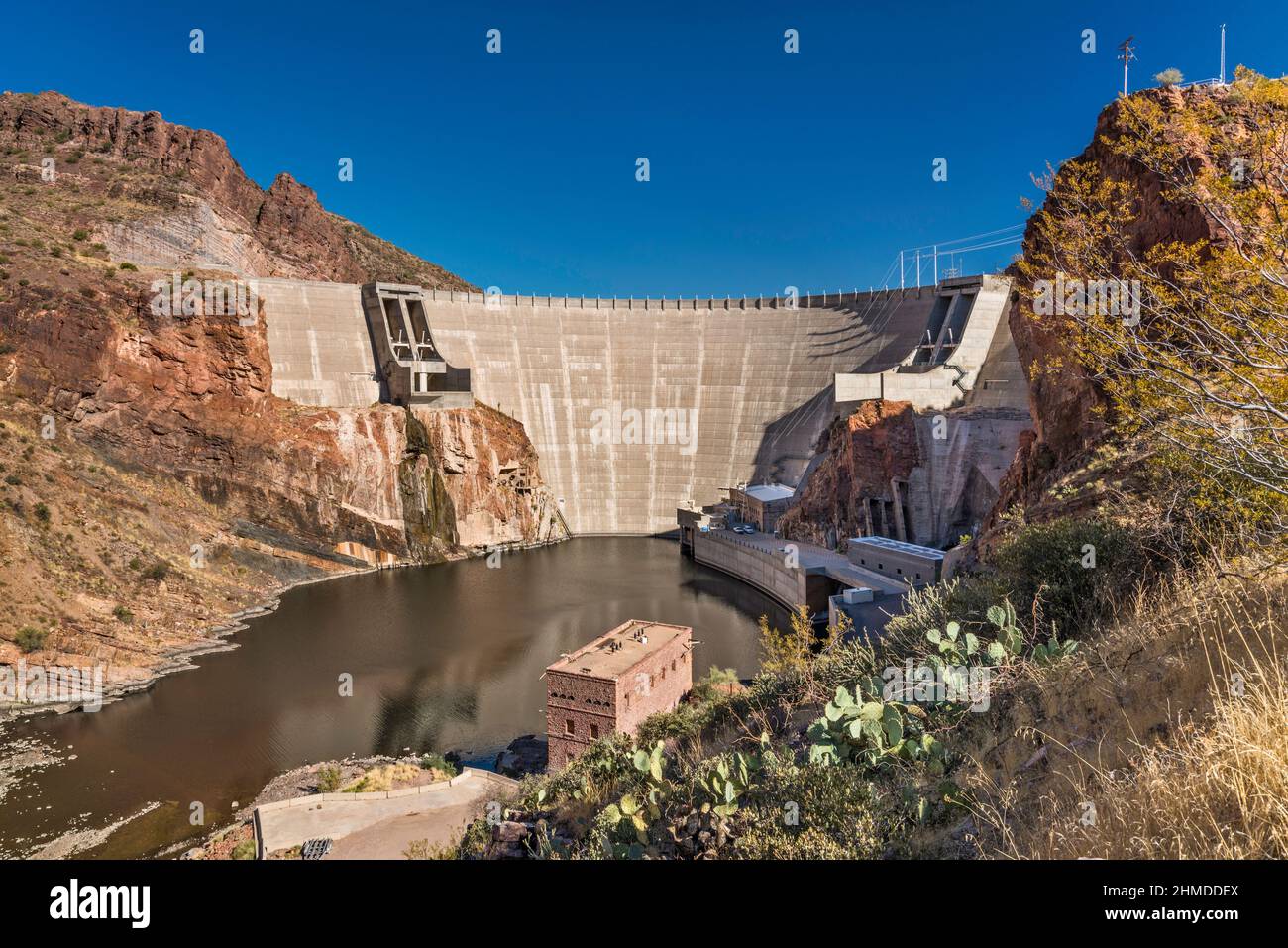 La diga di Theodore Roosevelt sul fiume Salt, vista da Apache Trail, Arizona, Stati Uniti Foto Stock