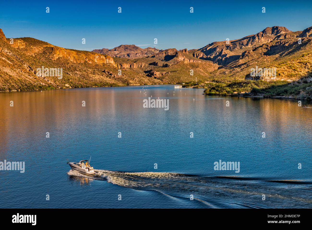 Barca a Canyon Lake, Battleship Mountain sulla destra, Superstition Mountains al tramonto, vista da Apache Trail (strada 88), vicino Tortilla Flat, Arizona USA Foto Stock