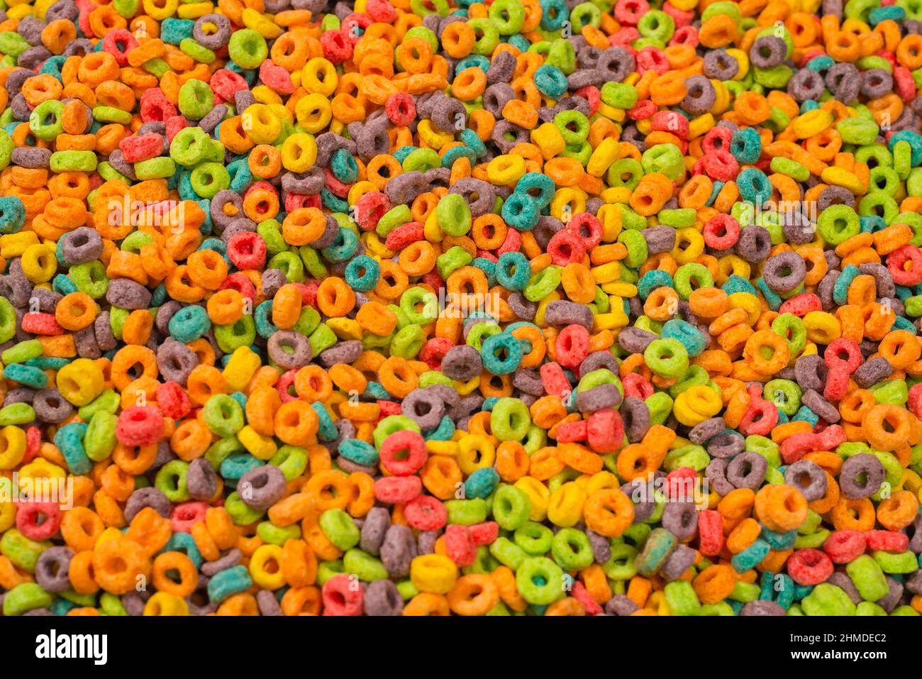 Dolci fiocchi multicolore, anelli di cereali come sfondo. Foto Stock