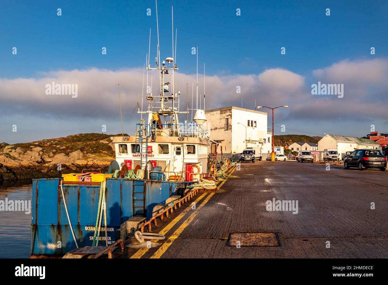 BURTONPORT, DONEGAL, IRLANDA - 18 DICEMBRE 2021 : le navi sono ormeggiate al porto. Foto Stock