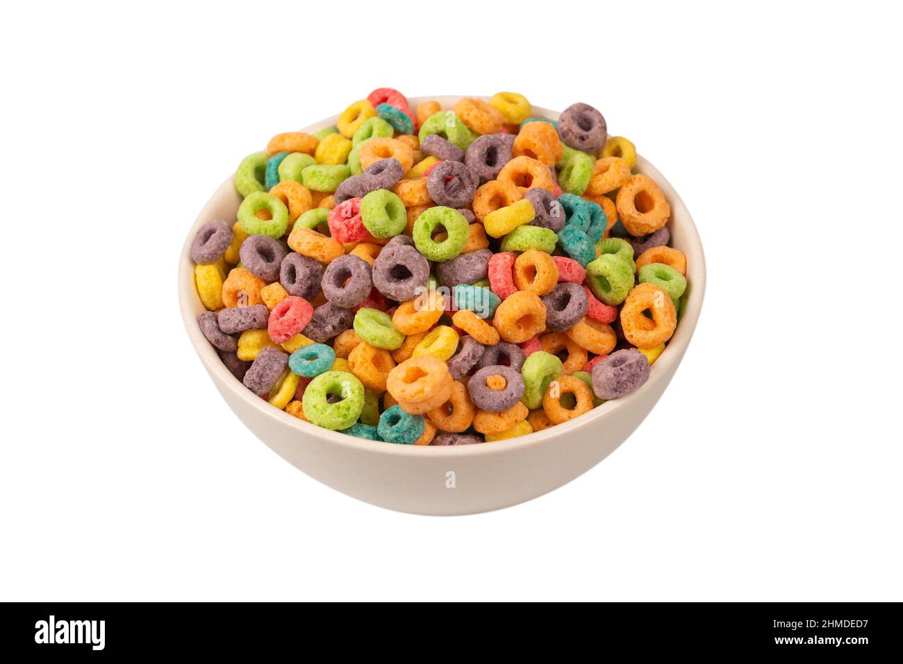 Anelli colorati i cereali fuoriescono in una ciotola. Colazione. Isolato su sfondo bianco. Foto Stock