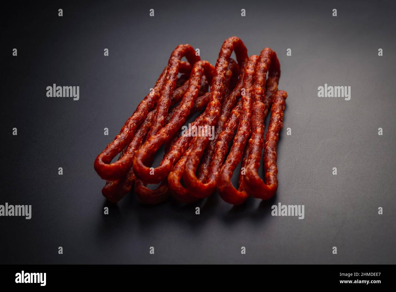 Cabanossi, salsiccia secca isolato su sfondo nero. Foto Stock